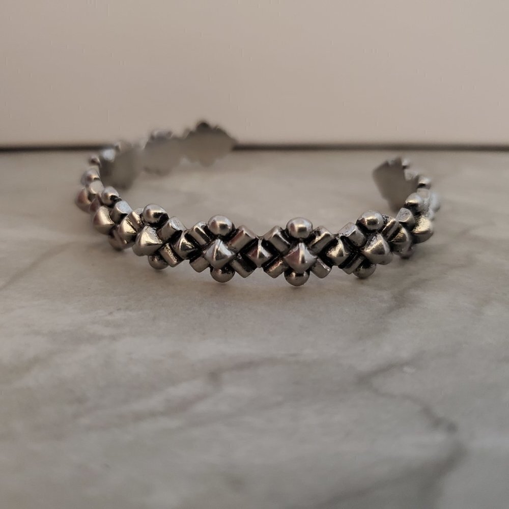 💖 J.Crew Antiqued Distressed Silver Bangle Bracelet 💖 - Picture 2 of 9